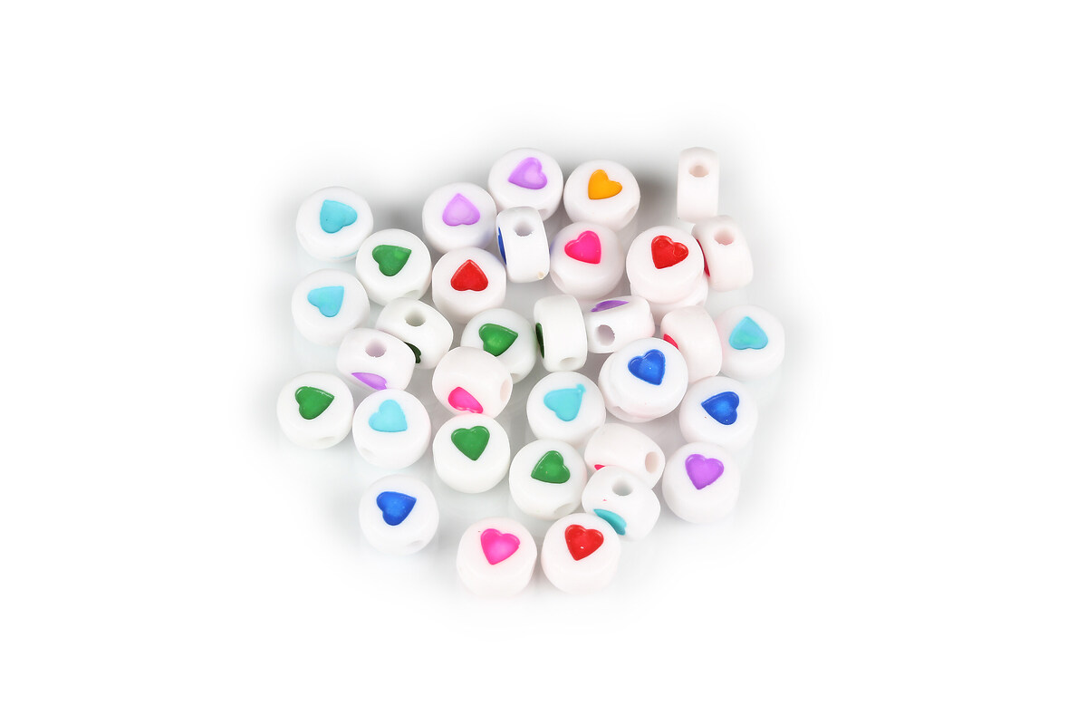 Margele cu litere din plastic, plate 7mm, 100 buc, alb cu inimioare multicolore