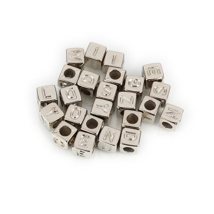 Margele cu litere din plastic, cub 6mm, 100 buc, argintiu inchis