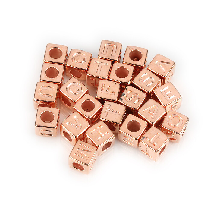 Margele cu litere din plastic, cub 7mm, 100 buc, rose gold