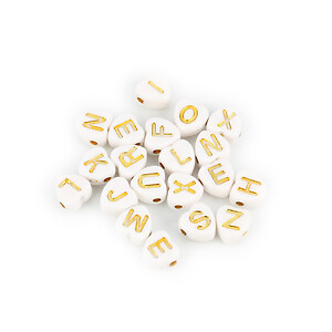 Margele cu litere din plastic, inimioara 7mm, 100 buc, alb cu litera aurie