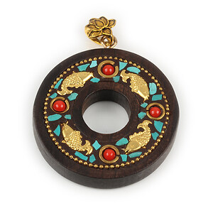Pandantiv tibetan cu lemn de santal rosu 49x44x12mm