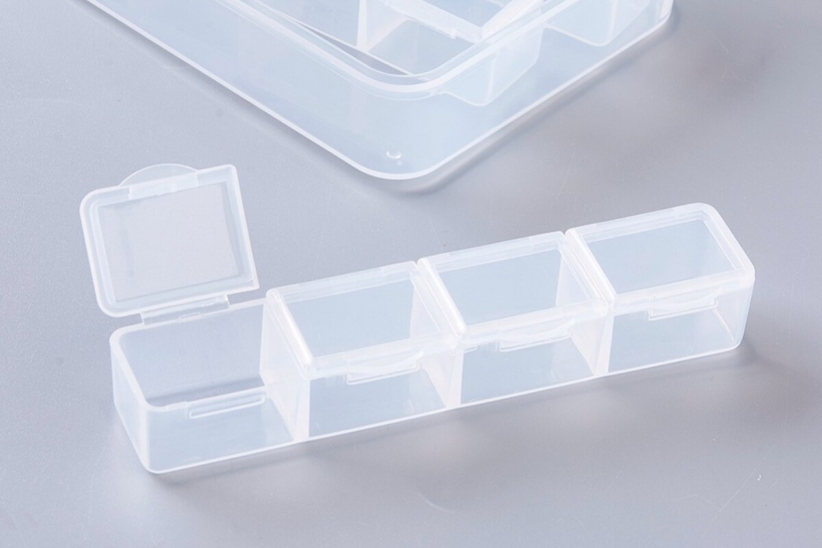 Cutie plastic pentru margele cu 3 cutiute in interior a cate 4 compartimente, 10,4x7,5x2,5cm