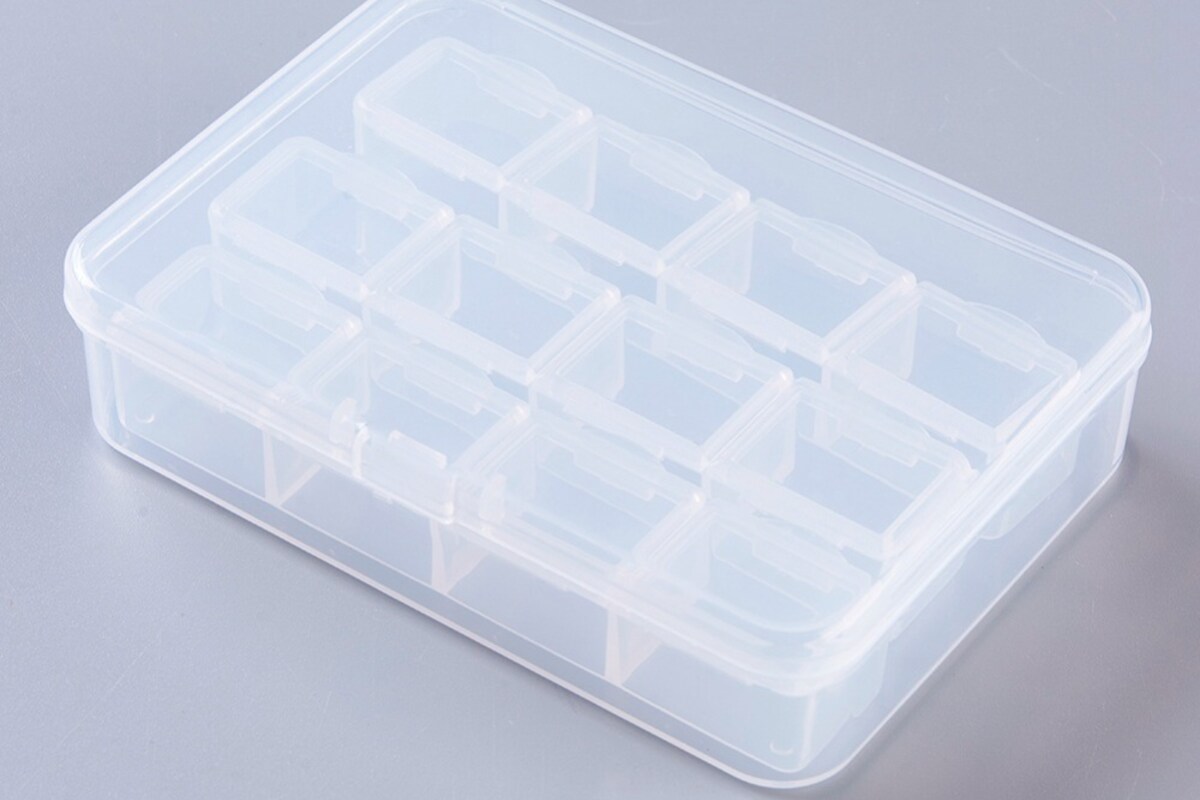 Cutie plastic pentru margele cu 3 cutiute in interior a cate 4 compartimente, 10,4x7,5x2,5cm