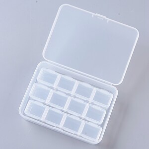 Cutie plastic pentru margele cu 3 cutiute in interior a cate 4 compartimente, 10,4x7,5x2,5cm 