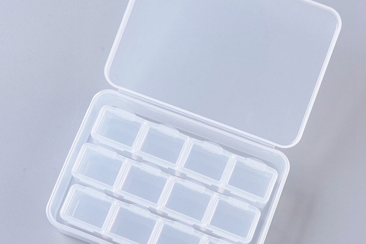 Cutie plastic pentru margele cu 3 cutiute in interior a cate 4 compartimente, 10,4x7,5x2,5cm