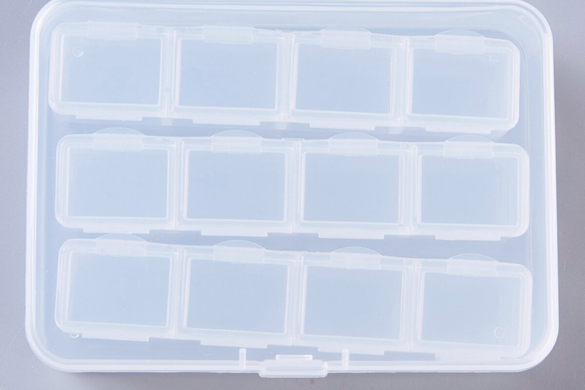 Cutie plastic pentru margele cu 3 cutiute in interior a cate 4 compartimente, 10,4x7,5x2,5cm