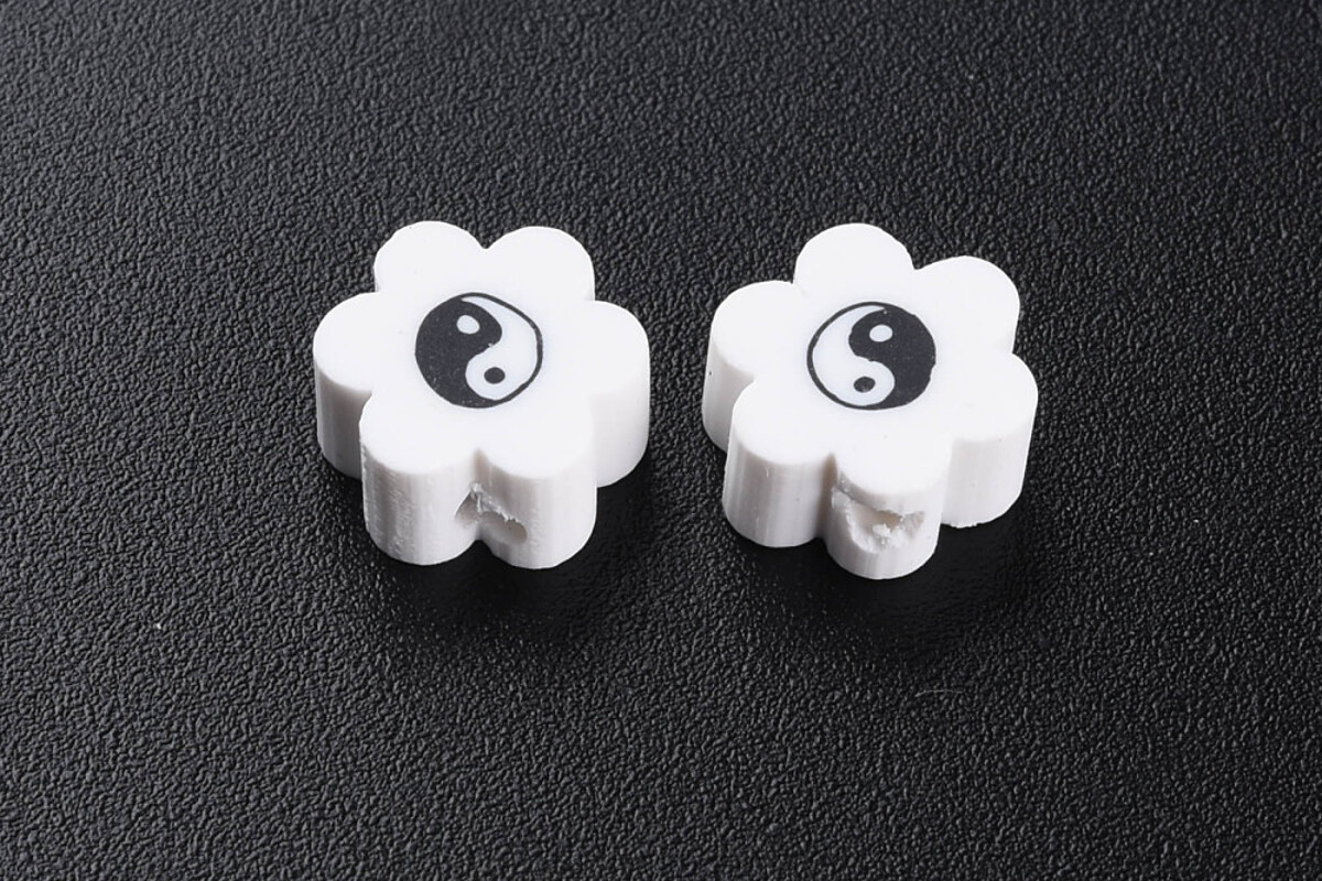 Margele polimer rasina yin yang floare 8x9x4,5mm (50 buc.)